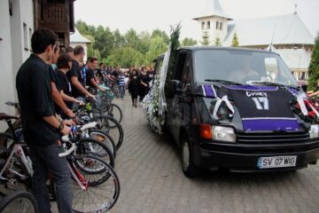 Sute de bicicliști, hocheiști, jucători de minifotbal, prieteni și rude l-au condus pe ultimul drum pe Cioky