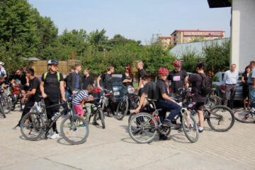 Sute de bicicliști, hocheiști, jucători de minifotbal, prieteni și rude l-au condus pe ultimul drum pe Cioky