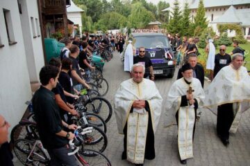 Sute de bicicliști, hocheiști, jucători de minifotbal, prieteni și rude l-au condus pe ultimul drum pe Cioky