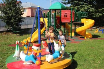Spații de joacă civilizate, din această toamnă, la grădinițele „Voinicelul” și „Pinocchio”