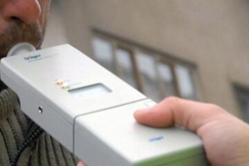 Unul dintre șoferi avea, la verificarea cu aparatul etilotest, o concentrație de 1,02 mg/l alcool pur în aerul expirat. Foto: romaniatv.net