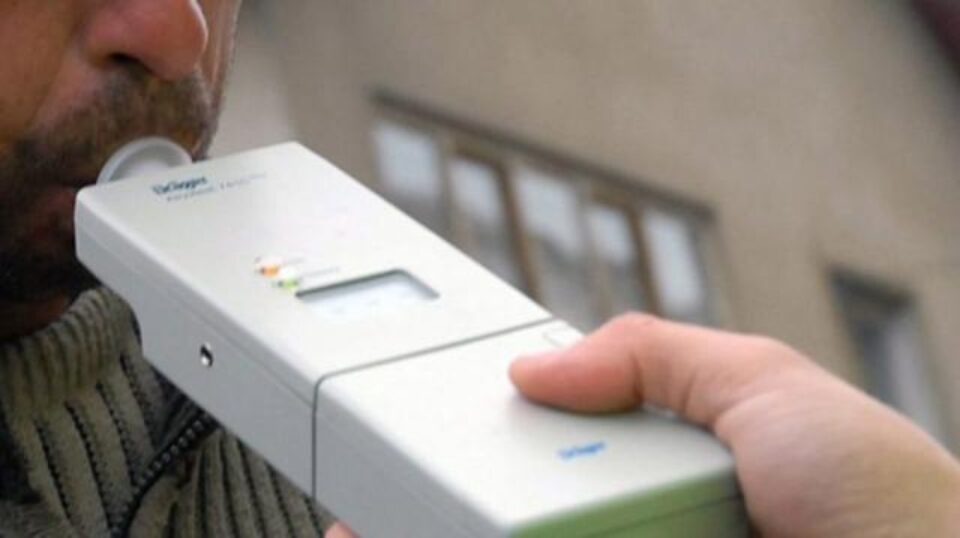 Unul dintre șoferi avea, la verificarea cu aparatul etilotest, o concentrație de 1,02 mg/l alcool pur în aerul expirat. Foto: romaniatv.net