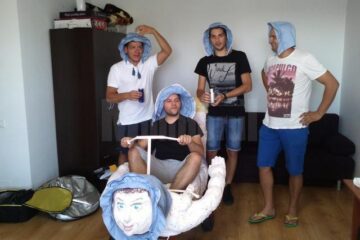 Cei patru suceveni și „Bebe Fulger”, mașinăria aflată în construcție cu care vor să câștige cursa Red Bull Soapbox Race România