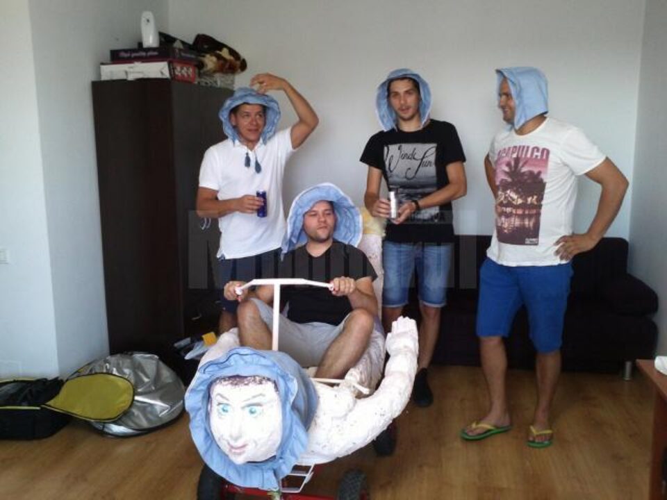 Cei patru suceveni și „Bebe Fulger”, mașinăria aflată în construcție cu care vor să câștige cursa Red Bull Soapbox Race România