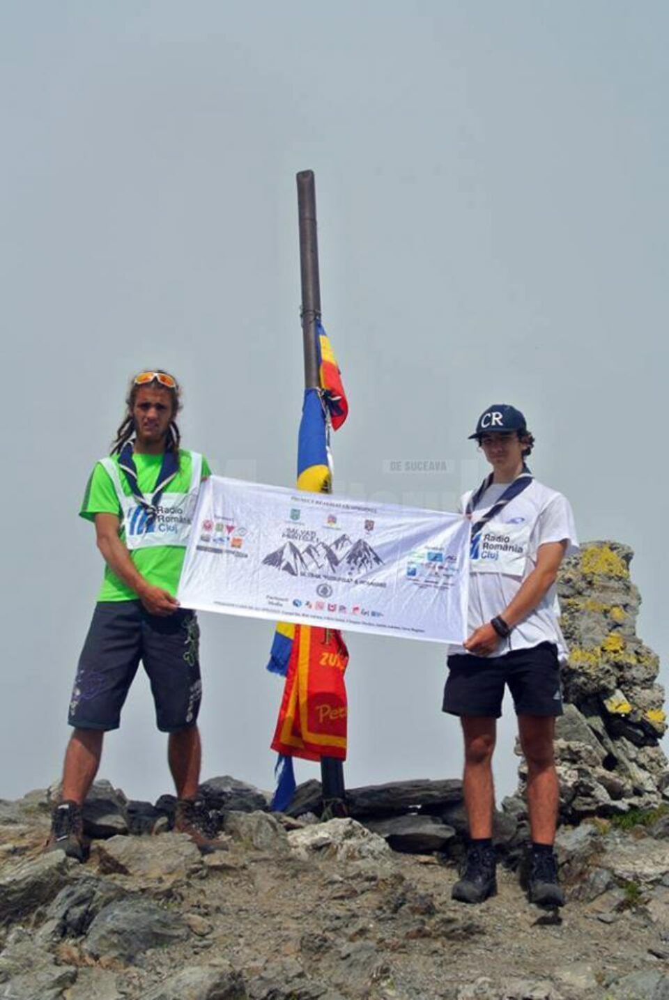 Cei doi cercetași parcurg un traseu mai lung care cuprinde și județul Suceava