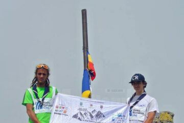 Cei doi cercetași parcurg un traseu mai lung care cuprinde și județul Suceava