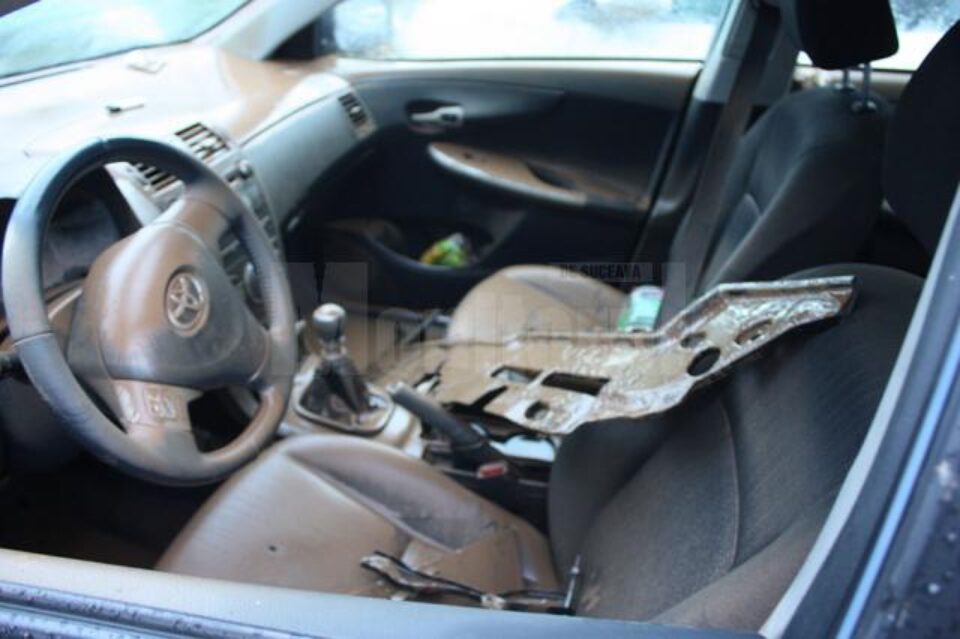 În imagini apar mașini acoperite aproape în întregime de ape, dar și mâlul din interior de după retragerea viiturii