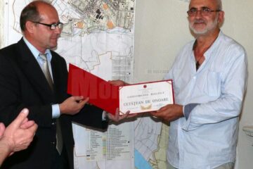 Viceprimarul Gheorghe Aldea îi înmânează regizorului Gheorghe Balint titlul de Cetățean de Onoare