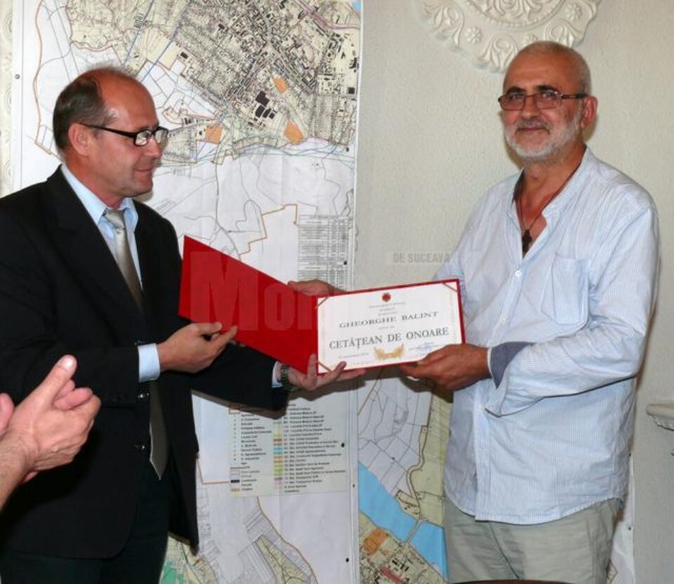 Viceprimarul Gheorghe Aldea îi înmânează regizorului Gheorghe Balint titlul de Cetățean de Onoare Viceprimarul Gheorghe Aldea îi înmânează regizorului Gheorghe Balint titlul de Cetățean de Onoare