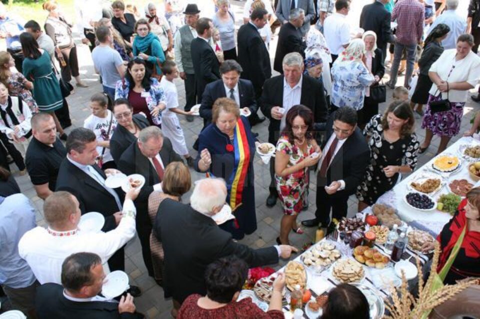Invitații și oficialitățile au vizitat standurile cu produse culinare și s-au arătat impresionați