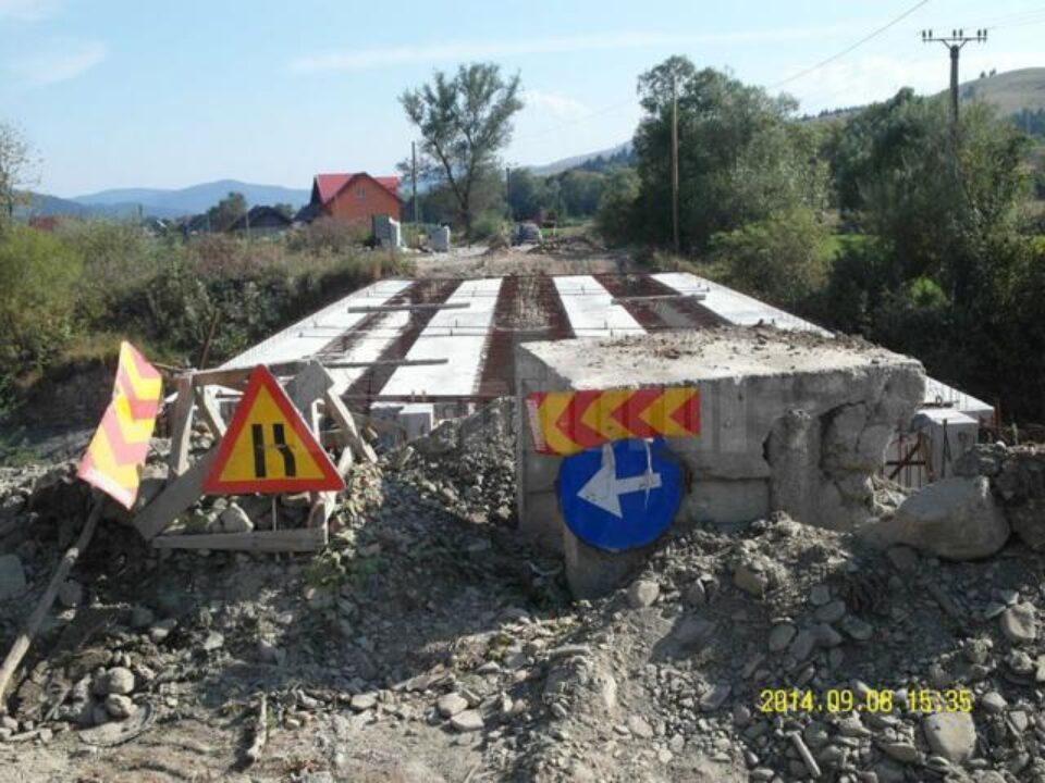 60 de oameni din satele Poiana Micului și Pleșa au participat ieri la un scurt protest, din cauza lucrărilor nefinalizate la un pod
