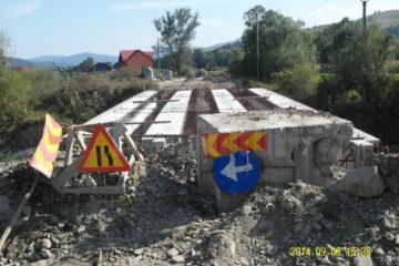 60 de oameni din satele Poiana Micului și Pleșa au participat ieri la un scurt protest, din cauza lucrărilor nefinalizate la un pod