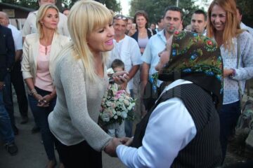 Elena Udrea l-a vizitat aseară pe starețul sucevean care a prezis că ea va deveni președintele României