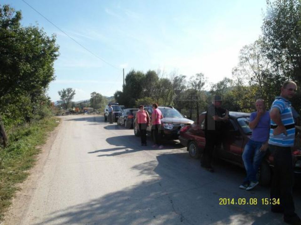 60 de oameni din satele Poiana Micului și Pleșa au participat ieri la un scurt protest, din cauza lucrărilor nefinalizate la un pod