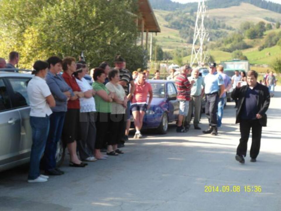 60 de oameni din satele Poiana Micului și Pleșa au participat ieri la un scurt protest, din cauza lucrărilor nefinalizate la un pod