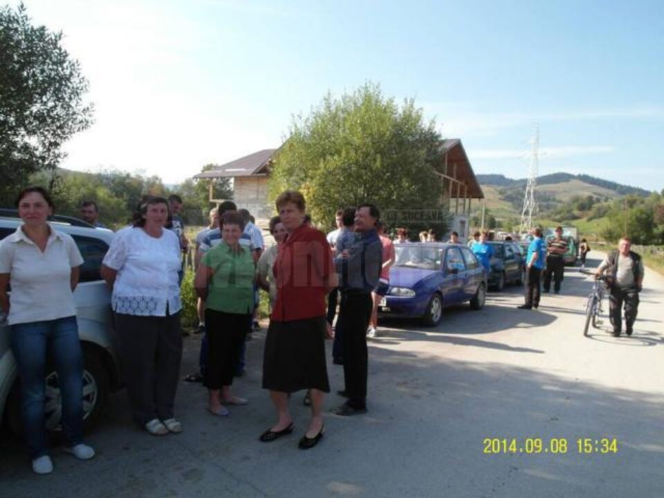 60 de oameni din satele Poiana Micului și Pleșa au participat ieri la un scurt protest, din cauza lucrărilor nefinalizate la un pod