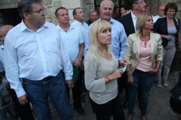 Elena Udrea l-a vizitat aseară pe starețul sucevean care a prezis că ea va deveni președintele României