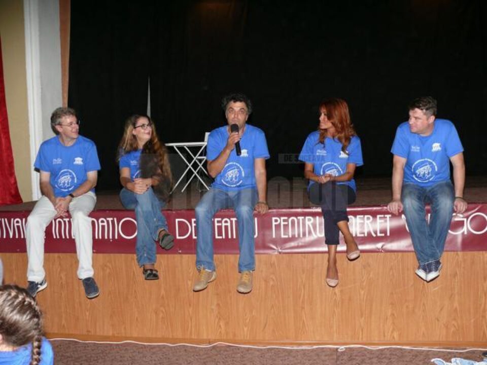 Dragoș Ionescu, Liliana Pană, Dan Tudor, Anca Turcașiu și Andrei Duban, în dialog cu aspiranții la teatru Dragoș Ionescu, Liliana Pană, Dan Tudor, Anca Turcașiu și Andrei Duban, în dialog cu aspiranții la teatru