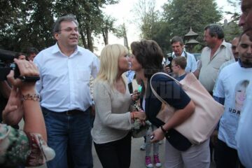 Elena Udrea l-a vizitat aseară pe starețul sucevean care a prezis că ea va deveni președintele României