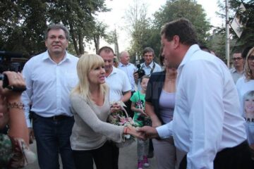 Elena Udrea l-a vizitat aseară pe starețul sucevean care a prezis că ea va deveni președintele României
