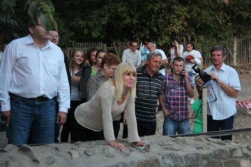 Elena Udrea l-a vizitat aseară pe starețul sucevean care a prezis că ea va deveni președintele României
