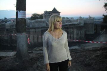 Elena Udrea l-a vizitat aseară pe starețul sucevean care a prezis că ea va deveni președintele României