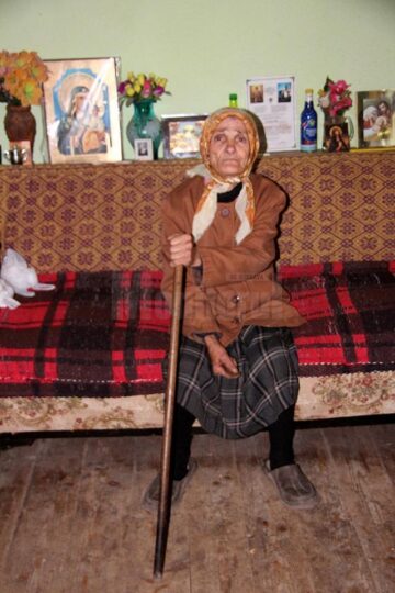 Camea în care locuiește bunica buclucașă