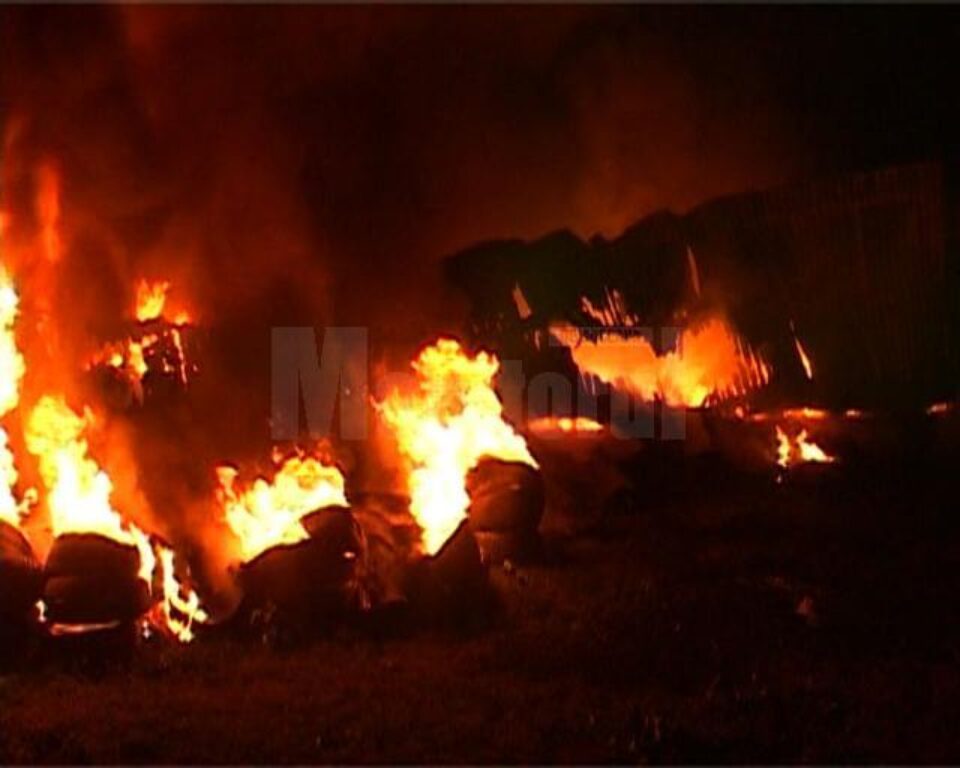 Incendiu apocaliptic la un depozit de anvelope din Rădăuți