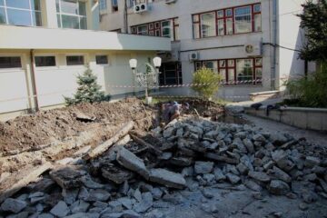 În cadrul lucrărilor începute în campus se vor se înlocui conductele, se va reorganiza sistemul de cablare și aleile
