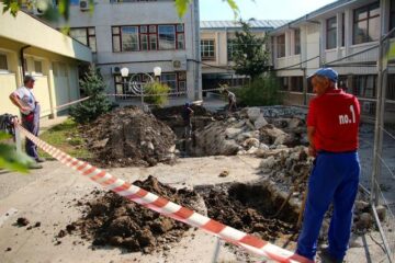În cadrul lucrărilor începute în campus se vor se înlocui conductele, se va reorganiza sistemul de cablare și aleile