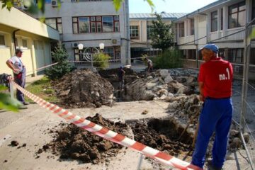 În cadrul lucrărilor începute în campus se vor se înlocui conductele, se va reorganiza sistemul de cablare și aleile