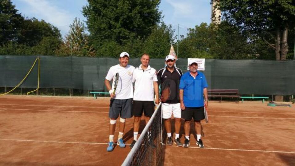 Finaliștii concursului de dublu la +30 de ani între care s-au aflat și sucevenii Florin Popovici Dumbravă ș Mihai Pânzaru (al doilea și al treilea de la stânga la dreapta)