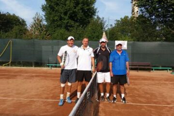 Finaliștii concursului de dublu la +30 de ani între care s-au aflat și sucevenii Florin Popovici Dumbravă ș Mihai Pânzaru (al doilea și al treilea de la stânga la dreapta)