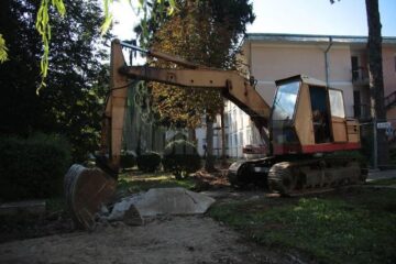 În cadrul lucrărilor începute în campus se vor se înlocui conductele, se va reorganiza sistemul de cablare și aleile