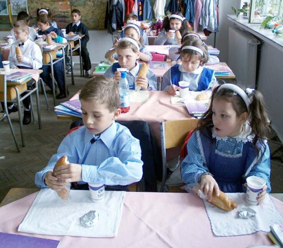 În județul Suceava, de programul „Lapte și corn” vor beneficia în acest an școlar 84.000 de copii Foto: MEDIAFAX În județul Suceava, de programul „Lapte și corn” vor beneficia în acest an școlar 84.000 de copii Foto: MEDIAFAX