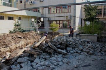 În cadrul lucrărilor începute în campus se vor se înlocui conductele, se va reorganiza sistemul de cablare și aleile