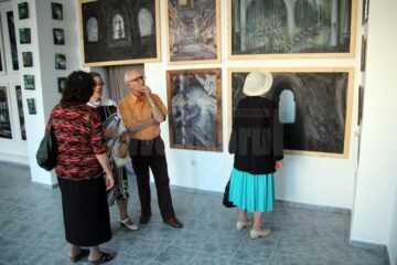 „În lumină”, o expoziție ce are legătură strânsă cu tematica sacrului