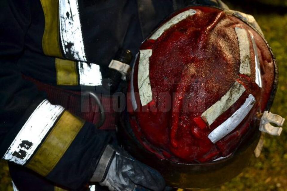 Căștile de protecție au fost deteriorate de temperaturile foarte ridicate generate de arderea pneurilor