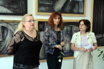 Artistele plastice Lucia Pușcașu și Andreea Rus, alături de conf. univ. dr. Sabina Fînaru