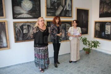 Artistele plastice Lucia Pușcașu și Andreea Rus, alături de conf. univ. dr. Sabina Fînaru