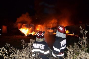 „Ardeau mai multe clădiri, piese auto și stive de anvelope”, a precizat plutonierul adjutant Alin Găleată