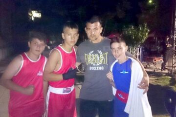 Antrenorul Andu Vornicu și cei trei sportivi suceveni