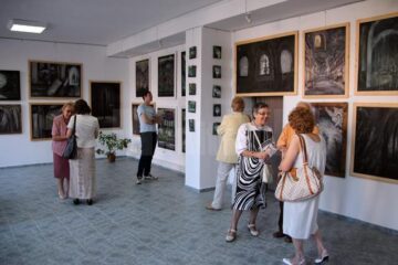 „În lumină”, o expoziție ce are legătură strânsă cu tematica sacrului