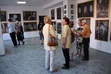 „În lumină”, o expoziție ce are legătură strânsă cu tematica sacrului