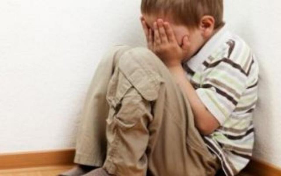 „Stop luptei de acasă!” este o campanie îndreptată împotriva ușurinței cu care tratează românii violența asupra copiilor
