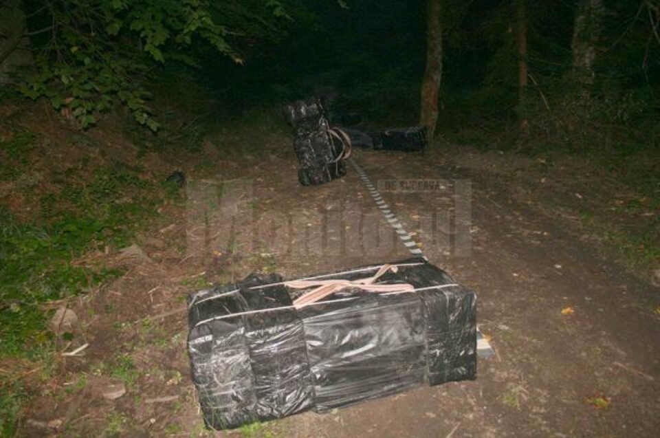 Un grup de cărăuși surprins în apropiere de linia de frontieră, somat cu opt focuri de armă, a abandonat colete în care se aflau aproape 60.000 de pachete de țigări