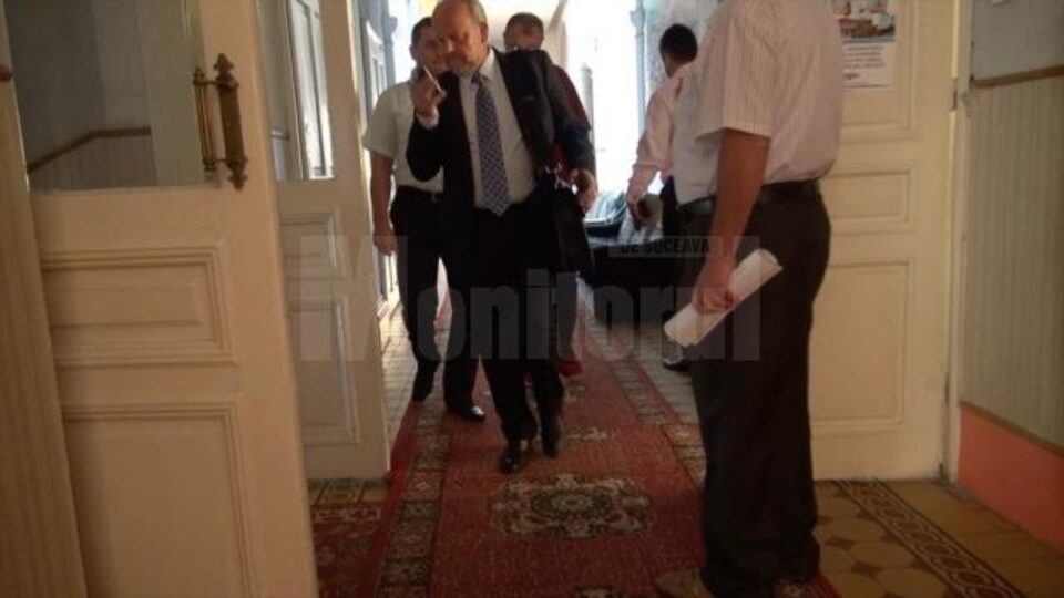 Olărean este suspectat de comiterea infracțiunilor de abuz în serviciu și șantaj, victimă fiind consilierul local Traian Andronachi