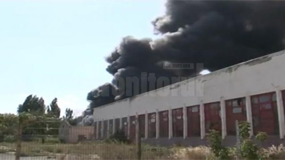 Un incendiu a izbucnit ieri, în plină zi, în zona industrială a Sucevei, în curtea fostei Întreprinderi de Reparații Auto (IRA) Suceava Un incendiu a izbucnit ieri, în plină zi, în zona industrială a Sucevei, în curtea fostei Întreprinderi de Reparații Auto (IRA) Suceava
