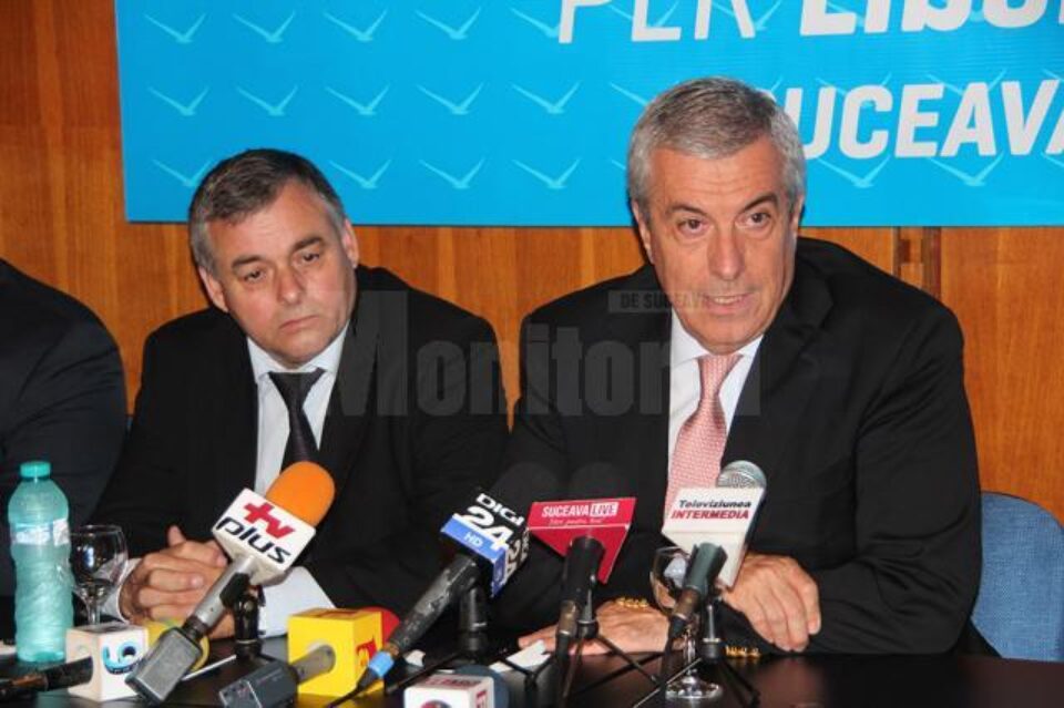 Președintele Partidului Liberal Reformator (PLR), Călin Popescu Tăriceanu (dreapta), și deputatul de Suceava Constantin Galan, președintele filialei Suceava a PLR și coordonatorul campaniei prezidențiale pe zona Moldova