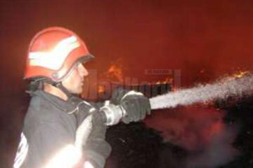 La sosirea echipajelor de pompieri ardeau anexele din două gospodării